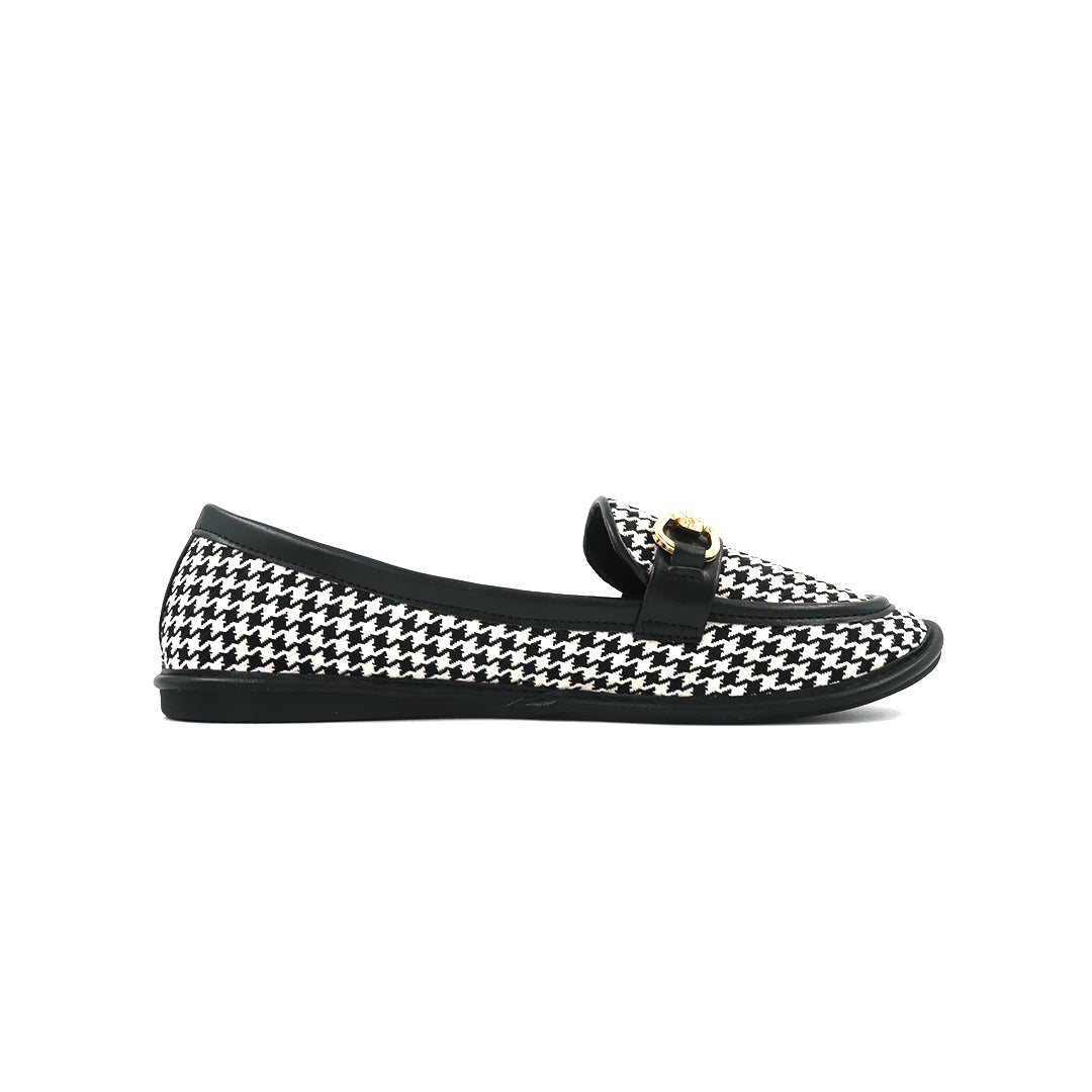 Catchy Women's Metal Decor Leather Loafer Pumps