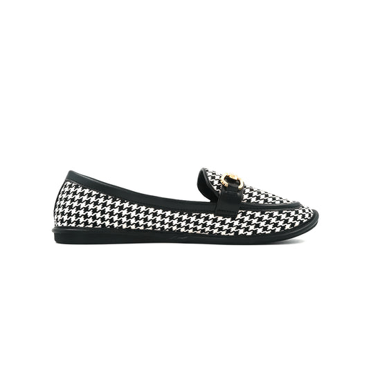 Catchy Women's Metal Decor Leather Loafer Pumps