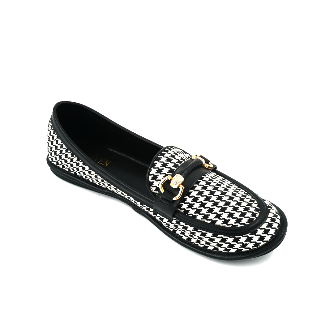 Catchy Women's Metal Decor Leather Loafer Pumps