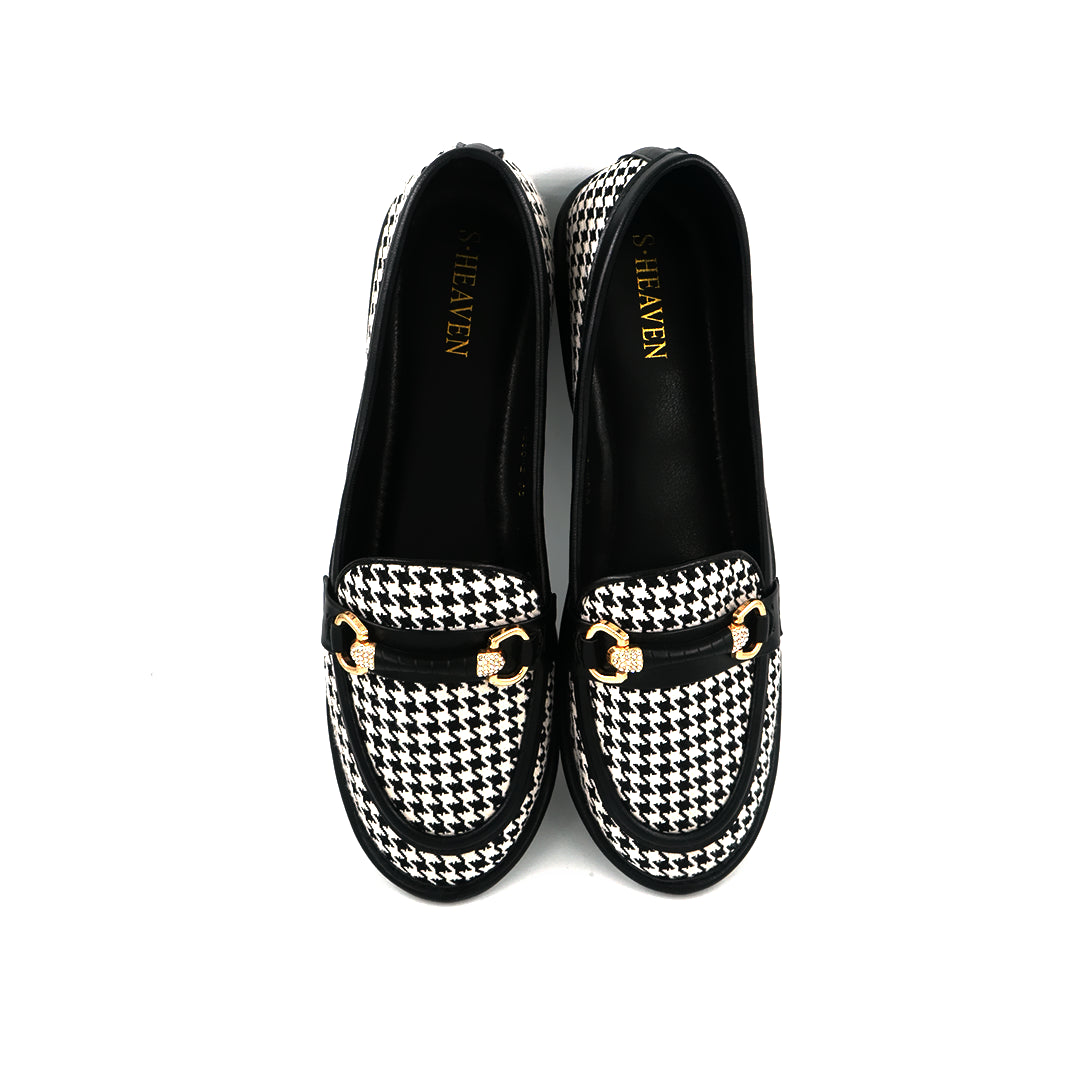 Catchy Women's Metal Decor Leather Loafer Pumps