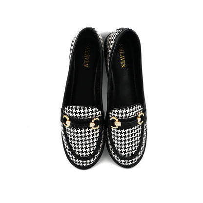 Catchy Women's Metal Decor Leather Loafer Pumps