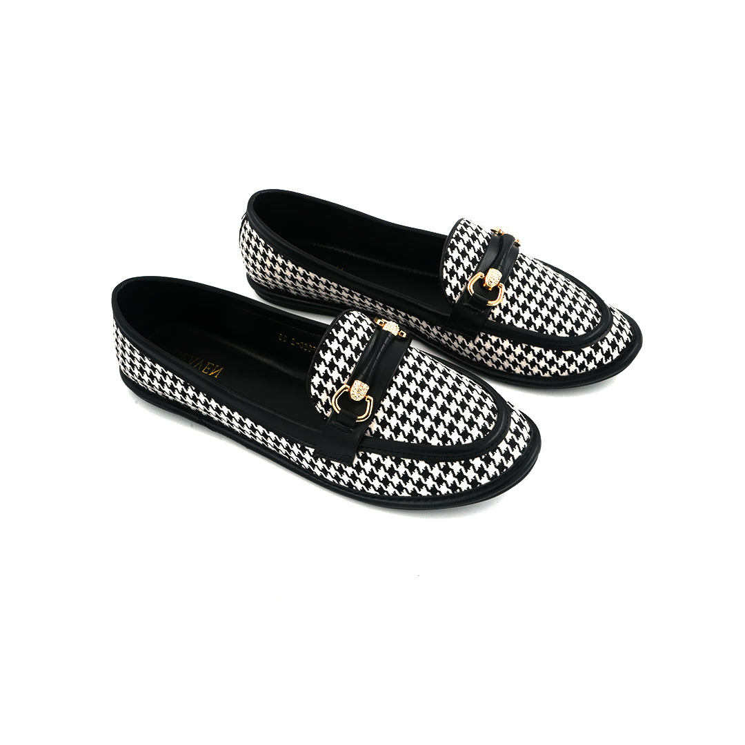 Catchy Women's Metal Decor Leather Loafer Pumps