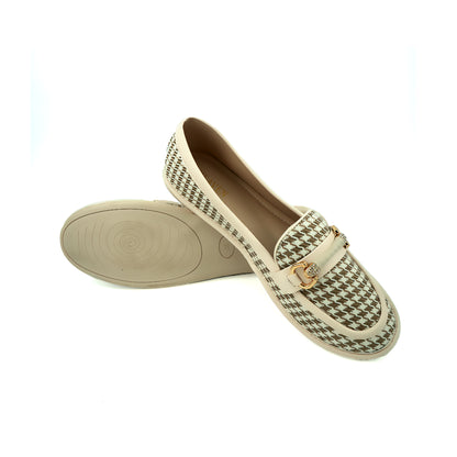Catchy Women's Metal Decor Leather Loafer Pumps